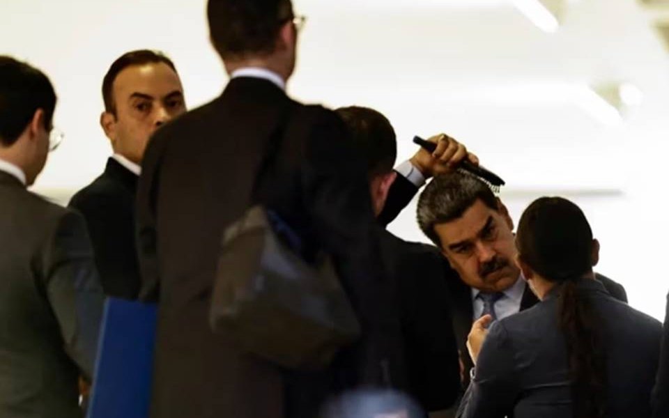 Custodios de Nicolás Maduro agredieron a periodistas en cumbre de presidentes Varios reporteros fueron atacados en la sede de la Cancillería brasileña cuando intentaron acercarse al mandatario chavista. La salida de Nicolás Maduro de la sede de la cumbre sudamericana realizada este martes en Brasilia quedó marcada por la violenta agresión a periodistas por parte de su personal de seguridad. Los incidentes en los que fueron golpeados una reportera del canal de televisión Globo y otros profesionales de prensa, empezaron cuando Maduro daba declaraciones en medio de una nube de cámaras y reporteros. El tumulto pasó a mayores cuando custodios venezolanos y brasileños empujaron a algunos de los reporteros y la situación degeneró al punto de que llegó a los golpes. Maduro fue el último de los mandatarios en abandonar la sede de la Cancillería brasileña, donde este martes se celebró una cumbre de países suramericanos convocada por el brasileño Luiz Inácio Lula da Silva. A la cumbre también asistieron los presidentes de Argentina, Alberto Fernández; Bolivia, Luis Arce; Chile, Gabriel Boric; Colombia, Gustavo Petro; Ecuador, Guillermo Lasso; Guyana, Irfaan Ali; Paraguay: Mario Abdo Benítez; Surinam, Chan Santokhi; Uruguay, Luis Lacalle Pou. La única ausente fue la mandataria peruana Dina Boluarte, quien fue representada por el presidente del Consejo de Ministros, Alberto Otárola. Además de ser el último en retirarse, Nicolás Maduro fue el primero en llegar a la Cancillería brasileña para asistir a la cumbre. No hizo declaraciones al entrar al Palacio de Itamaraty, donde fue recibido por Lula da Silva, quien organizó este encuentro internacional con el objetivo de retomar el diálogo y analizar la posibilidad de que la región vuelva a contar con un foro de integración “puramente suramericano”, que sea “permanente, inclusivo y moderno”. Diferencias sobre Venezuela Sudamérica ventiló en Brasilia todas sus diferencias, sobre todo las que atañen a Venezuela, en esta cumbre que dejó como resultado una firme apuesta en la integración. Esta reunión regional, la primera en su tipo en nueve años, concluyó con una declaración bautizada “Consenso de Brasilia” que, como punto principal, incluye un acuerdo entre los doce países de la región para elaborar una “hoja de ruta” para fomentar el comercio y las inversiones, superar asimetrías, eliminar medidas unilaterales y aumentar la cooperación económica, todo con la meta de alcanzar una “efectiva área de libre comercio sudamericana”. El “Consenso de Brasilia” incluye, en el segundo de sus nueve puntos, un compromiso “con la democracia y los derechos humanos, el desarrollo sostenible y la justicia social, el Estado de derecho y la estabilidad institucional, la defensa de la soberanía y la no injerencia en asuntos internos”. Este punto despertó resquemores en el presidente uruguayo, Luis Lacalle Pou, quien, en su primera intervención en la cumbre, dijo que ese artículo no terminaba de reflejar la situación venezolana. “Obviamente, no tenemos la misma definición, que creo que es una en la Real Academia Española, de lo que son el respeto a las instituciones, a los derechos humanos y a la democracia”, afirmó en un video divulgado en su perfil de Instagram. Lacalle Pou también le protestó a Lula, quien la víspera, en una reunión bilateral con Maduro, calificó de “narrativas” las críticas sobre la falta de democracia o violaciones de los derechos humanos en Venezuela. El mandatario uruguayo dijo que se sintió “sorprendido” con esa calificación y fue respaldado por el socialista chileno Gabriel Boric, crítico de Maduro, quien sostuvo que lo que ocurre en Venezuela no es una “construcción narrativa”, sino “una realidad seria”. Sobre ese asunto, Lula declaró en la rueda de prensa final de la cumbre que “no es posible que no haya un mínimo de democracia en Venezuela”, ya que el chavismo ha convocado casi 30 elecciones en los últimos veinte años y, aunque ha ganado casi todas, otras las ha perdido. Aun así, aseguró que Brasil hará “lo que pueda para contribuir con el fortalecimiento de la democracia en Venezuela”.