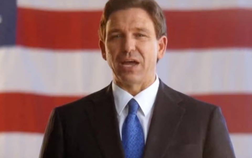 El gobernador republicano de Florida, Ron DeSantis ingresó oficialmente a las elecciones presidenciales del próximo año, compitiendo para enfrentarse al presunto candidato del Partido Demócrata, el actual presidente Joe Biden.