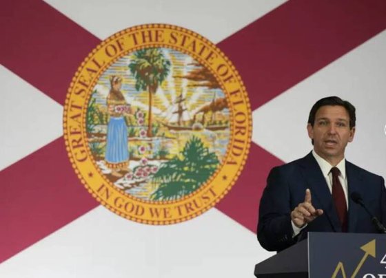 El gobernador de Florida, Ron DeSantis promulgó un amplio proyecto de ley de inmigración que refuerza su programa de reubicación de inmigrantes y limita los servicios sociales para los inmigrantes que carecen de un estatus legal permanente, prioridades políticas clave del republicano.