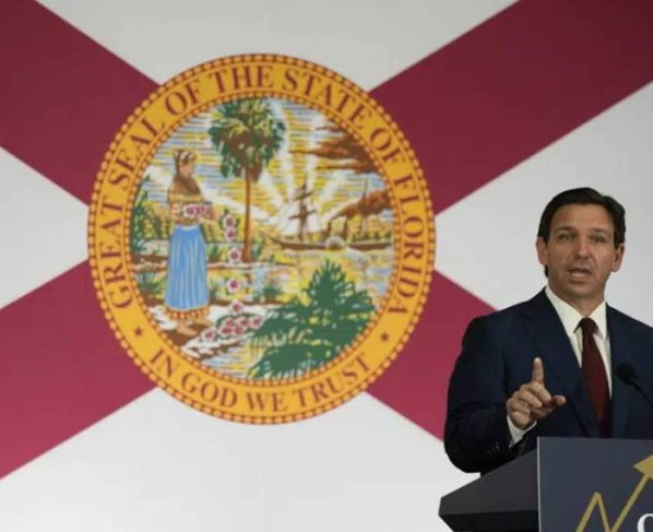 El gobernador de Florida, Ron DeSantis promulgó un amplio proyecto de ley de inmigración que refuerza su programa de reubicación de inmigrantes y limita los servicios sociales para los inmigrantes que carecen de un estatus legal permanente, prioridades políticas clave del republicano.