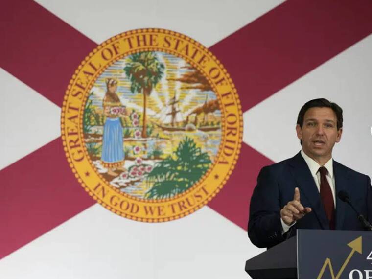 El gobernador de Florida, Ron DeSantis promulgó un amplio proyecto de ley de inmigración que refuerza su programa de reubicación de inmigrantes y limita los servicios sociales para los inmigrantes que carecen de un estatus legal permanente, prioridades políticas clave del republicano.