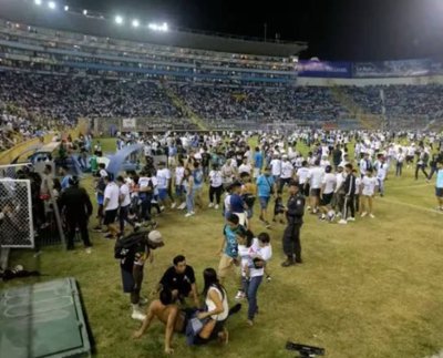 La policía de El Salvador arrestó al presidente del club de fútbol Alianza, así como a otros funcionarios del club y personal del estadio, en relación con una estampida que dejó 12 hinchas muertos el pasado fin de semana.