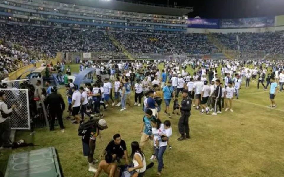 La policía de El Salvador arrestó al presidente del club de fútbol Alianza, así como a otros funcionarios del club y personal del estadio, en relación con una estampida que dejó 12 hinchas muertos el pasado fin de semana.