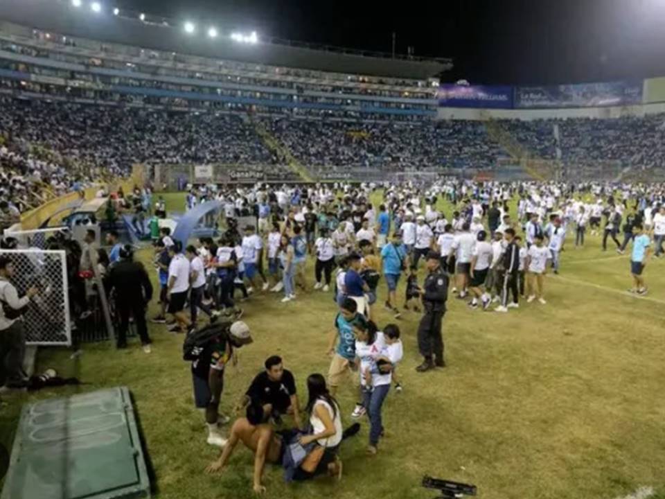 La policía de El Salvador arrestó al presidente del club de fútbol Alianza, así como a otros funcionarios del club y personal del estadio, en relación con una estampida que dejó 12 hinchas muertos el pasado fin de semana.