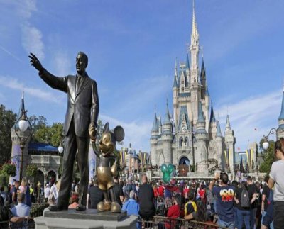 Días después de que Disney demandó al gobernador de Florida en una corte federal por lo que describió como una represalia por oponerse al llamado proyecto de ley estatal “Don't Say Gay”, la junta directiva de Disney World, designada por DeSantis presentaron una demanda contra el gigante del entretenimiento.