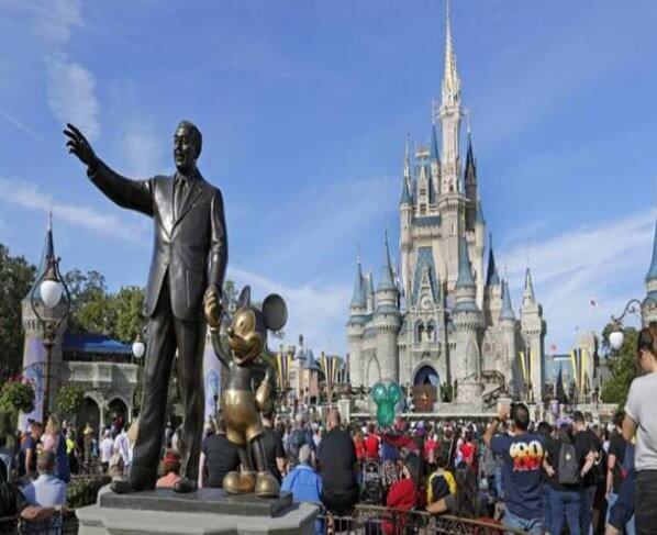 Días después de que Disney demandó al gobernador de Florida en una corte federal por lo que describió como una represalia por oponerse al llamado proyecto de ley estatal “Don't Say Gay”, la junta directiva de Disney World, designada por DeSantis presentaron una demanda contra el gigante del entretenimiento.