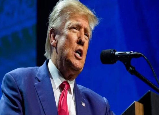 A Trump se le permite hablar públicamente sobre el caso, pero corre el riesgo de ser declarado en desacato si usa evidencia entregada por los fiscales en el proceso de descubrimiento antes del juicio para apuntar a testigos u otras personas involucradas en el caso.