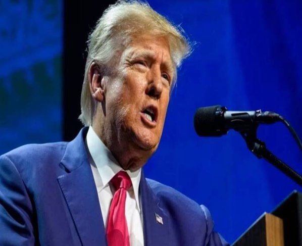 A Trump se le permite hablar públicamente sobre el caso, pero corre el riesgo de ser declarado en desacato si usa evidencia entregada por los fiscales en el proceso de descubrimiento antes del juicio para apuntar a testigos u otras personas involucradas en el caso.