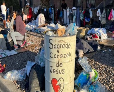 Miles de migrantes llenan las calles del centro de El Paso, una ciudad fronteriza que por años ha sido un centro importante de movilidad entre Estados Unidos y México. Ahora, la llegada masiva de personas en los últimos dos años provoca reacciones encontradas entre residentes y comerciantes.