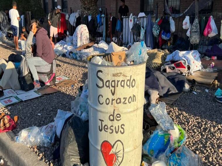 Miles de migrantes llenan las calles del centro de El Paso, una ciudad fronteriza que por años ha sido un centro importante de movilidad entre Estados Unidos y México. Ahora, la llegada masiva de personas en los últimos dos años provoca reacciones encontradas entre residentes y comerciantes.