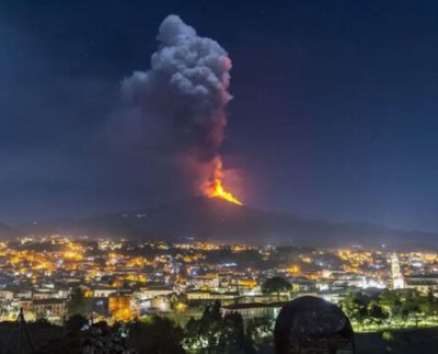 El Etna atraviesa una de sus frecuentes erupciones que suelen cubrir de ceniza las ciudades sicilianas a su alrededor.