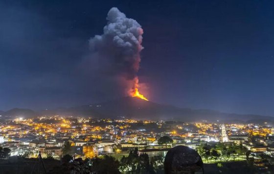 El Etna atraviesa una de sus frecuentes erupciones que suelen cubrir de ceniza las ciudades sicilianas a su alrededor.