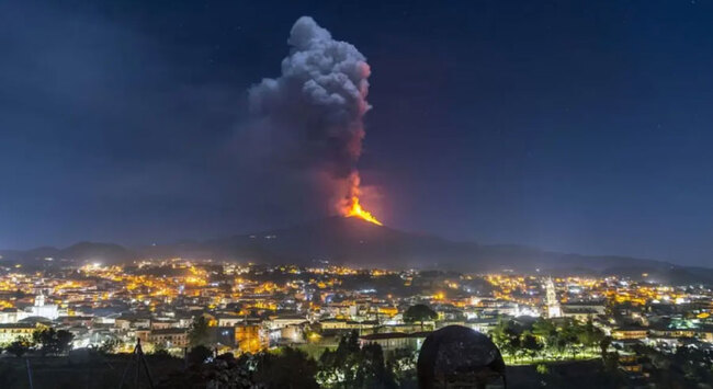 El Etna atraviesa una de sus frecuentes erupciones que suelen cubrir de ceniza las ciudades sicilianas a su alrededor.