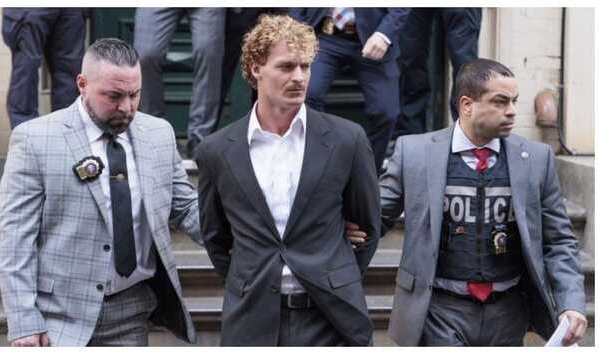 Un ex infante de marina de los EE. UU. que colocó a un pasajero en un estrangulamiento fatal en el metro de Nueva York compareció ante el tribunal para ser un acusado de homicidio involuntario.