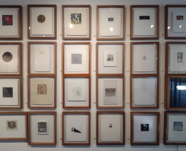 En la Galeria de la Corporación Andina Andina de Fomento (CAF), se lleva a cabo la exposición de Miniaturas Gráficas, en homenaje a Luisa Palacio.