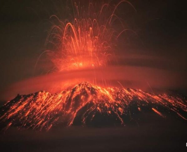 Por primera vez desde el año 2000 el volcán Popocatépetl inició, la madrugada del sábado 20 de mayo, un período eruptivo constante de tipo estromboliano. Este tipo de erupción se caracteriza por la expulsión constante de fragmentos y ceniza en estallidos cortos.