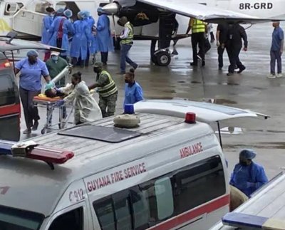 La policía de Guyana consultó con los fiscales qué cargos presentar contra la adolescente y principal sospechosa en el incendio de esta semana que destruyó el dormitorio de una niña en una escuela, matando a 18 estudiantes y un niño.