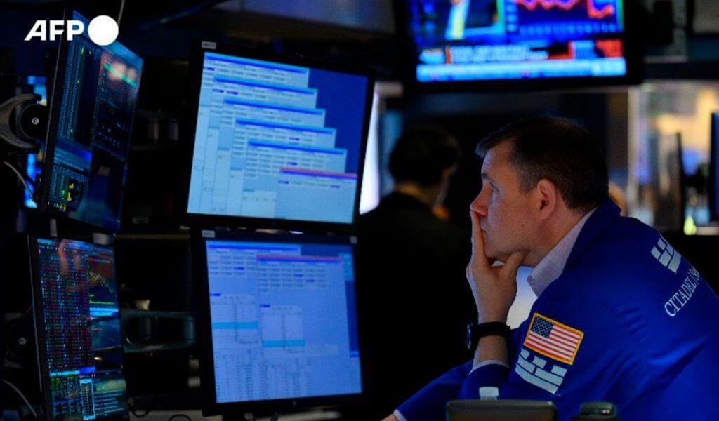 Las bolsas de Estados Unidos registraron fuertes caídas y las acciones de los bancos regionales se desplomaron ante la inestabilidad del sistema financiero y a la espera que la Reserva Federal indique, si será el último aumento por ahora o si se pudiera elevar más y si la inflación seguirá alta.
