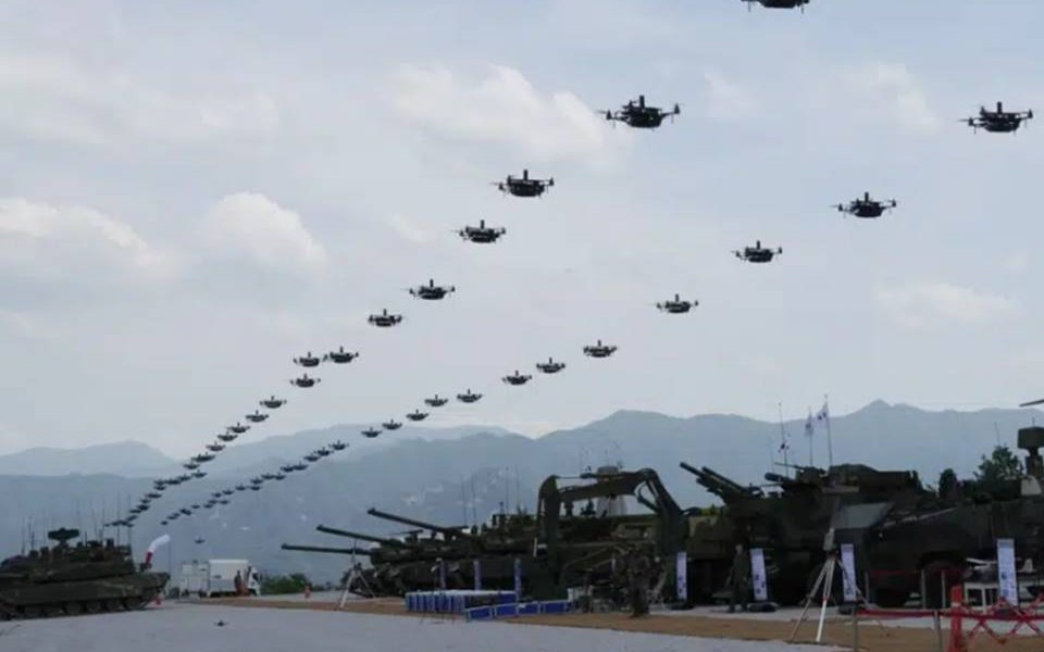 Los ejércitos de Corea del Sur y Estados Unidos realizaron el jueves grandes simulacros con fuego real cerca de la frontera con Corea del Norte, a pesar de la advertencia de Corea del Norte de que no tolerará lo que llama un ensayo de invasión en su puerta.
