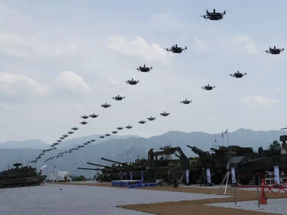 Los ejércitos de Corea del Sur y Estados Unidos realizaron el jueves grandes simulacros con fuego real cerca de la frontera con Corea del Norte, a pesar de la advertencia de Corea del Norte de que no tolerará lo que llama un ensayo de invasión en su puerta.