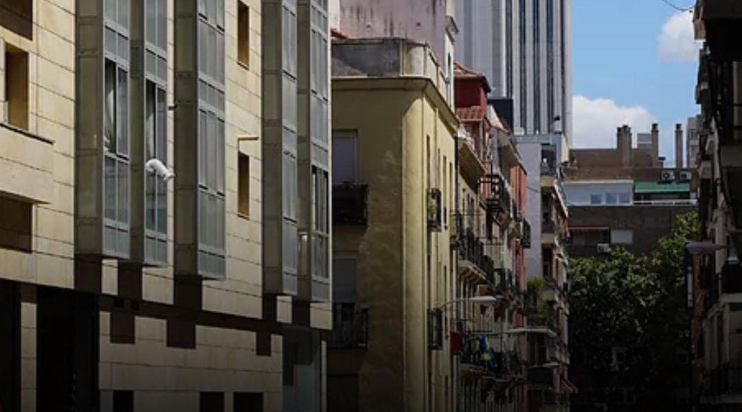 La Policía Nacional de Madrid investiga un caso de violación grupal a una mujer de 21 años, el cual ocurrió el pasado fin de semana en un edificio del distrito de Tetuán Madrid, según fuentes policiales.