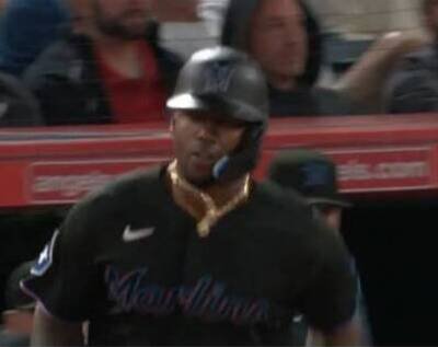 Gracias a dos grandes hits y dos malas jugadas defensivas de los Angelinos, los Marlins tuvieron el pitcheo suficiente para mantenerse fuertes como visitantes.