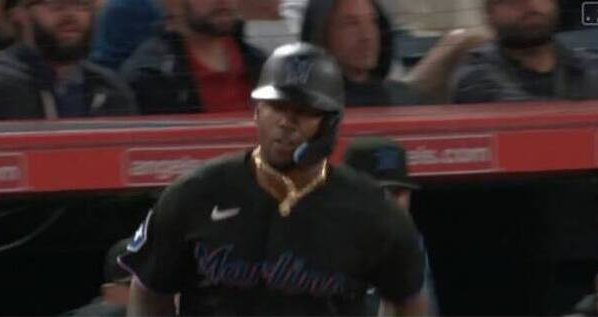 Gracias a dos grandes hits y dos malas jugadas defensivas de los Angelinos, los Marlins tuvieron el pitcheo suficiente para mantenerse fuertes como visitantes.