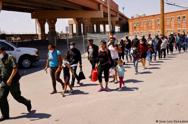El presidente Andrés Manuel López Obrador anunció durante su conferencia matutina de este lunes el otorgamiento de visas temporales a centroamericanos para que puedan trabajar en el país sin ser perseguidos o deportados.