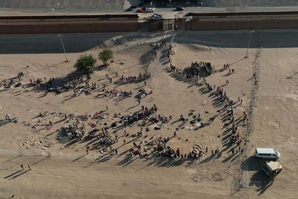 Unos 60 mil migrantes cruzaron la frontera norte de México con Estados Unidos, después de que expiró la Sección 42, una ley de salud pública que permitía las deportaciones aceleradas durante tres años, informó el periódico Aguascalientes.