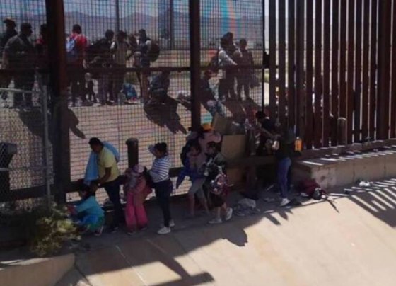 Una nueva ola de cerca de 5 mil migrantes de diversos países llegó a Chiapas, en la frontera sur de México, con la esperanza de cruzar a Estados Unidos cuando expire el Título 42 de aquel país el próximo jueves.