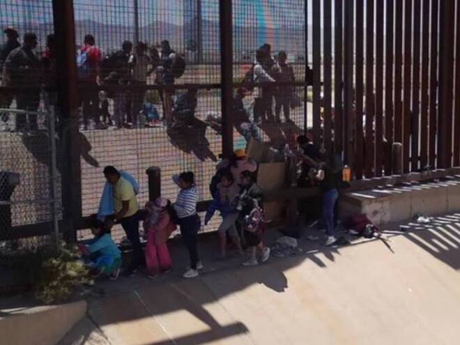 Una nueva ola de cerca de 5 mil migrantes de diversos países llegó a Chiapas, en la frontera sur de México, con la esperanza de cruzar a Estados Unidos cuando expire el Título 42 de aquel país el próximo jueves.
