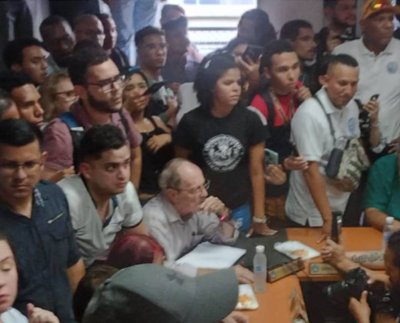 El presidente de la Comisión Electoral de la UCV, Carlos Martín anunció que las elecciones para decidir las nuevas autoridades rectorales fueron diferidas para el 9 de junio