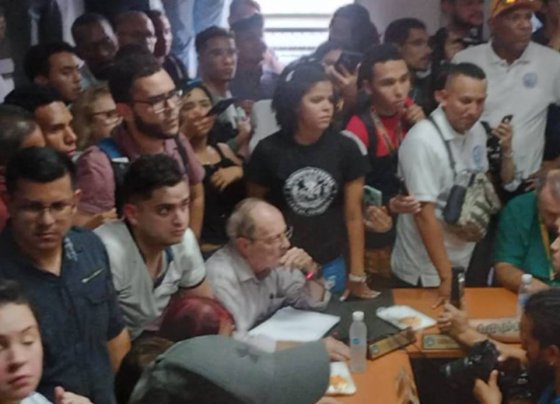 El presidente de la Comisión Electoral de la UCV, Carlos Martín anunció que las elecciones para decidir las nuevas autoridades rectorales fueron diferidas para el 9 de junio