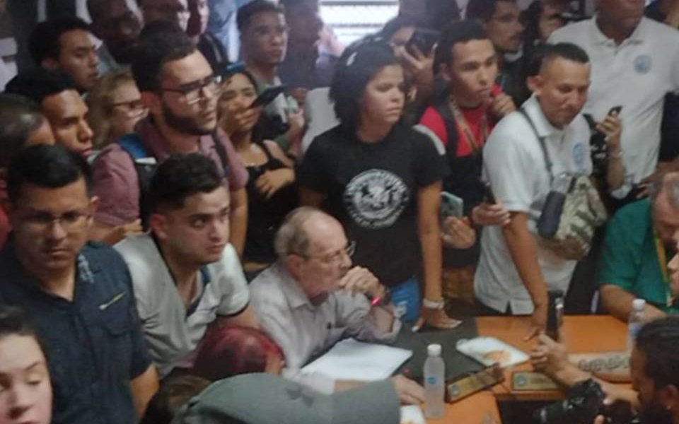 El presidente de la Comisión Electoral de la UCV, Carlos Martín anunció que las elecciones para decidir las nuevas autoridades rectorales fueron diferidas para el 9 de junio