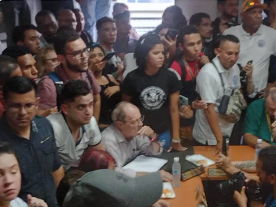 El presidente de la Comisión Electoral de la UCV, Carlos Martín anunció que las elecciones para decidir las nuevas autoridades rectorales fueron diferidas para el 9 de junio