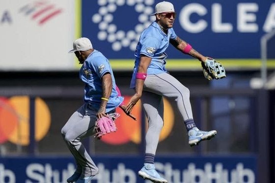 El jugador de los Tampa Bays Taylor Walls conectó un grand slam que rompió el empate en la quinta entrada, José Siri atrapó un elevado de Aaron Judge frente a la pared del jardín central para el out final y los Tampa Bay Rays vencieron 8-7 a los Yankees.
