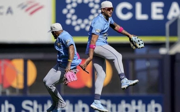 El jugador de los Tampa Bays Taylor Walls conectó un grand slam que rompió el empate en la quinta entrada, José Siri atrapó un elevado de Aaron Judge frente a la pared del jardín central para el out final y los Tampa Bay Rays vencieron 8-7 a los Yankees.