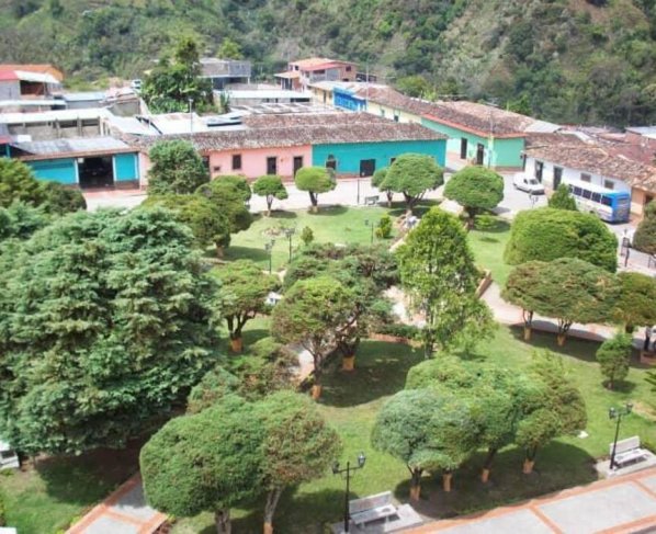 Existen más de 100 octogenarios, mayores de 80 años, así como un número importante de nonagenarios, mayores de 90 años y centenarios mayores de 100 años.