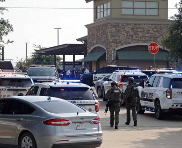 El caos, el pánico y el desconcierto llenaron las calles de un centro comercial al aire libre en Allen, Texas, por un tiroteo en el que un hombre mató al menos a ocho personas. Esto antes de quedar reducido por un policía que atendía otra emergencia en la zona.
