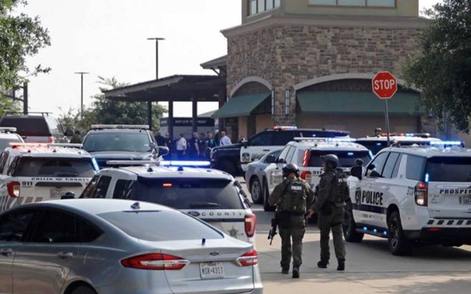 El caos, el pánico y el desconcierto llenaron las calles de un centro comercial al aire libre en Allen, Texas, por un tiroteo en el que un hombre mató al menos a ocho personas. Esto antes de quedar reducido por un policía que atendía otra emergencia en la zona.