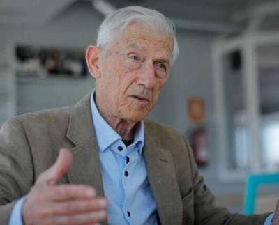 El Círculo de Bellas Artes, Centro Cultural de Madrid, otorgó la Medalla de Oro al escritor Theodor Kallifatides, quien publicó su nuevo libro " Un Nuevo País al Otro Lado de Mi Ventana"