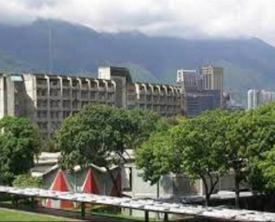 No exageraríamos si dijéramos que nos hemos quedado en la cuneta de la autopista de la información y de la formación y nos hemos obsoletizado. Son varias décadas, aislados del saber científico preponderante, en constante deterioro y menosprecio del esfuerzo académico y la jerarquía del conocimiento. Dolosa y culposamente nos han afligido y medianizado.