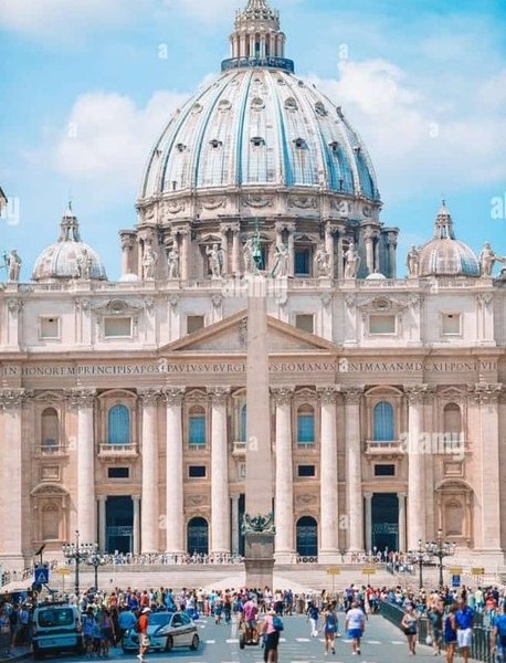 El conductor se acercó a la entrada del Vaticano en su auto donde se le impidió ingresar sin autorización, por lo que regresó para irrumpir a la fuerza.