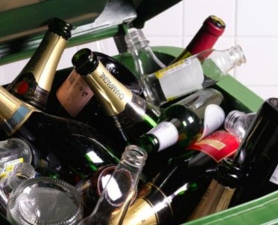 Si se tiene en cuenta todo el ciclo de vida del vidrio, su producción puede ser tan perjudicial para el ambiente como la del plástico.