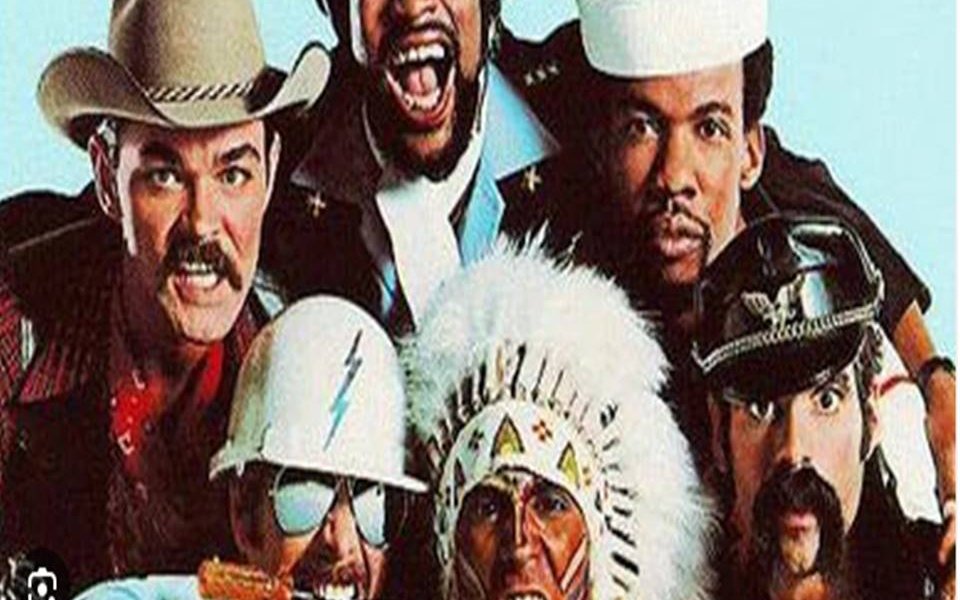 Village People de los años 80, el cual muestra la inclusión con un fin mayor, este es grupo super heterogéneo que se une para cantar, en el caso del grupo se transmite el sentido de agrupación con el mismo objetivo, cantar y actuar.