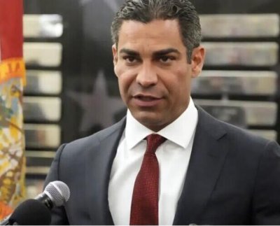 El alcalde de 45 años es el único candidato hispano en la contienda y declaró su candidatura en trámites con la Comisión Federal de Elecciones el miércoles.