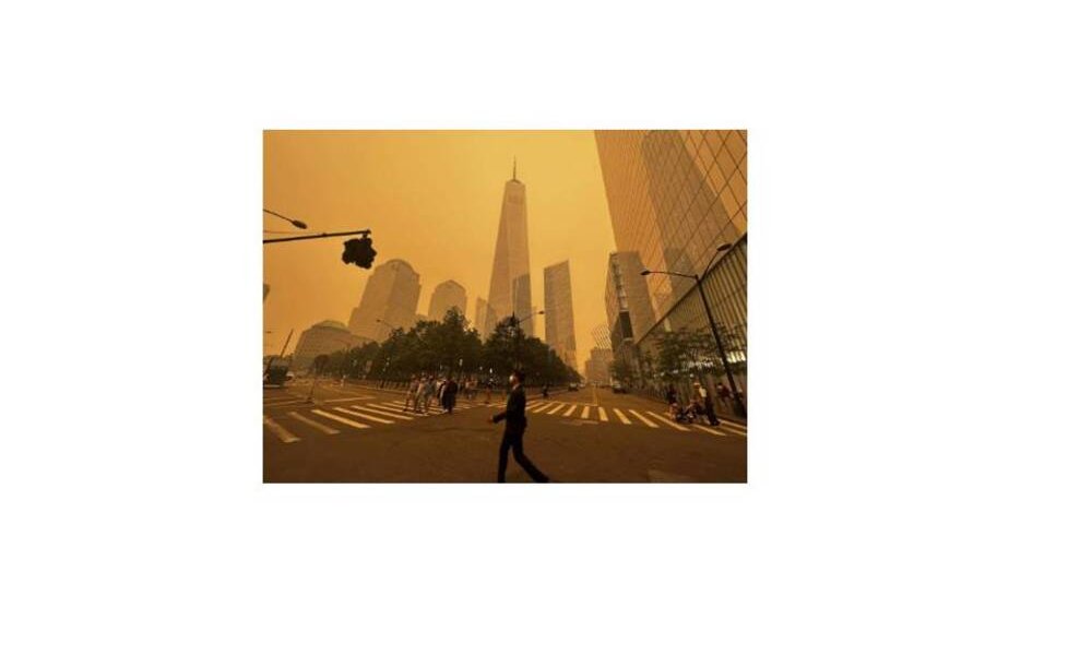 Humo que cubre EEUU y Canadá durará varios días El sistema que provoca la gran humareda en Canadá y EEUU es un sistema de bajas presiones sobre Maine y Nueva Escocia, “se quedará posiblemente al menos durante los próximos días”, según el Servicio Nacional de Meteorología. En los mapas de calidad del aire, el color púrpura indica la situación más grave. En realidad, se trata de una peligrosa niebla densa que altera la vida cotidiana de millones de personas en todo Estados Unidos y Canadá, ocultando la silueta de las ciudades y pintando el cielo de naranja. Y ante la previsión de pocos cambios en lo meteorológico, la humareda procedente de los incendios en Quebec y Nueva Escocia y el envío de nubes de partículas finas que llegan hasta Carolina del Norte deberían continuar hasta el jueves, y posiblemente durante el fin de semana. Esto supone al menos una jornada más en un ambiente distópico que sacó a los jugadores de los campos de béisbol, bajó a los actores de los escenarios de Broadway, demoró miles de vuelos y provocó la reaparición de las mascarillas y el teletrabajo, al tiempo que aumentó la preocupación por los efectos de la exposición prolongada a ese aire de mala calidad sobre la salud. El sistema que provoca la gran humareda candiense-estadounidense — un sistema de bajas presiones sobre Maine y Nueva Escocia — “se quedará posiblemente al menos durante los próximos días”, indicó Bryan Ramsey, meteorólogo del Servicio Nacional de Meteorología. “Es probable que las condiciones sigan siendo poco saludables, al menos hasta que cambie la dirección del viento o se apaguen los incendios”, agregó. “Dado que los incendios están activos, y son realmente grandes, es probable que continúen durante semanas. Así que todo va a depender del cambio de viento”. En el este de Estados Unidos, las autoridades advirtieron a los residentes que se queden en espacios interiores y limiten la actividad al aire libre también el jueves, ampliando las alertas de “código rojo” por la mala calidad del aire por tercer día consecutivo, mientras las previsiones muestran que los vientos seguirán empujando el aire cargado de humo hacia el sur. En Washington DC, la alcaldesa Muriel Bowser ordenó que las escuelas cancelen los recesos al aire libre y las excursiones el jueves. En los suburbios de Filadelfia, las autoridades habilitaron un albergue para que las personas sin hogar puedan protegerse de la humareda. La gobernadora de Nueva York, Kathy Hochul, dijo que el estado distribuirá un millón de mascarillas N95 — las recomendadas en el pico de la pandemia del COVID-19 — en instalaciones estatales incluyendo 400.000 en la Ciudad de Nueva York. Los más de 400 incendios activos en Canadá han desplazado a 20.000 personas. Estados Unidos envió más de 600 bomberos y equipos al país para combatir las llamas, y otros países también prestaron su ayuda. En una conversación telefónica el miércoles, el primer ministro de Canadá, Justin Trudeau, dio las gracias al presidente Joe Biden por su apoyo, según explicó la oficina del mandatario canadiense, que agregó que ambos “reconocieron la necesidad de trabajar juntos para abordar el devastador impacto del cambio climático”. Las autoridades canadienses afirman que el país está sufriendo la peor temporada de incendios en su historia. Comenzó antes de lo previsto debido a que el suelo está más seco que de costumbre y se aceleró rápido. El humo de los incendios afectaba a Estados Unidos desde el mes pasado, pero la situación se agravó con los recientes fuegos en Quebec, donde el miércoles había alrededor de un centenar que ardían sin control.