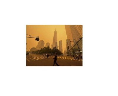 Humo que cubre EEUU y Canadá durará varios días El sistema que provoca la gran humareda en Canadá y EEUU es un sistema de bajas presiones sobre Maine y Nueva Escocia, “se quedará posiblemente al menos durante los próximos días”, según el Servicio Nacional de Meteorología. En los mapas de calidad del aire, el color púrpura indica la situación más grave. En realidad, se trata de una peligrosa niebla densa que altera la vida cotidiana de millones de personas en todo Estados Unidos y Canadá, ocultando la silueta de las ciudades y pintando el cielo de naranja. Y ante la previsión de pocos cambios en lo meteorológico, la humareda procedente de los incendios en Quebec y Nueva Escocia y el envío de nubes de partículas finas que llegan hasta Carolina del Norte deberían continuar hasta el jueves, y posiblemente durante el fin de semana. Esto supone al menos una jornada más en un ambiente distópico que sacó a los jugadores de los campos de béisbol, bajó a los actores de los escenarios de Broadway, demoró miles de vuelos y provocó la reaparición de las mascarillas y el teletrabajo, al tiempo que aumentó la preocupación por los efectos de la exposición prolongada a ese aire de mala calidad sobre la salud. El sistema que provoca la gran humareda candiense-estadounidense — un sistema de bajas presiones sobre Maine y Nueva Escocia — “se quedará posiblemente al menos durante los próximos días”, indicó Bryan Ramsey, meteorólogo del Servicio Nacional de Meteorología. “Es probable que las condiciones sigan siendo poco saludables, al menos hasta que cambie la dirección del viento o se apaguen los incendios”, agregó. “Dado que los incendios están activos, y son realmente grandes, es probable que continúen durante semanas. Así que todo va a depender del cambio de viento”. En el este de Estados Unidos, las autoridades advirtieron a los residentes que se queden en espacios interiores y limiten la actividad al aire libre también el jueves, ampliando las alertas de “código rojo” por la mala calidad del aire por tercer día consecutivo, mientras las previsiones muestran que los vientos seguirán empujando el aire cargado de humo hacia el sur. En Washington DC, la alcaldesa Muriel Bowser ordenó que las escuelas cancelen los recesos al aire libre y las excursiones el jueves. En los suburbios de Filadelfia, las autoridades habilitaron un albergue para que las personas sin hogar puedan protegerse de la humareda. La gobernadora de Nueva York, Kathy Hochul, dijo que el estado distribuirá un millón de mascarillas N95 — las recomendadas en el pico de la pandemia del COVID-19 — en instalaciones estatales incluyendo 400.000 en la Ciudad de Nueva York. Los más de 400 incendios activos en Canadá han desplazado a 20.000 personas. Estados Unidos envió más de 600 bomberos y equipos al país para combatir las llamas, y otros países también prestaron su ayuda. En una conversación telefónica el miércoles, el primer ministro de Canadá, Justin Trudeau, dio las gracias al presidente Joe Biden por su apoyo, según explicó la oficina del mandatario canadiense, que agregó que ambos “reconocieron la necesidad de trabajar juntos para abordar el devastador impacto del cambio climático”. Las autoridades canadienses afirman que el país está sufriendo la peor temporada de incendios en su historia. Comenzó antes de lo previsto debido a que el suelo está más seco que de costumbre y se aceleró rápido. El humo de los incendios afectaba a Estados Unidos desde el mes pasado, pero la situación se agravó con los recientes fuegos en Quebec, donde el miércoles había alrededor de un centenar que ardían sin control.