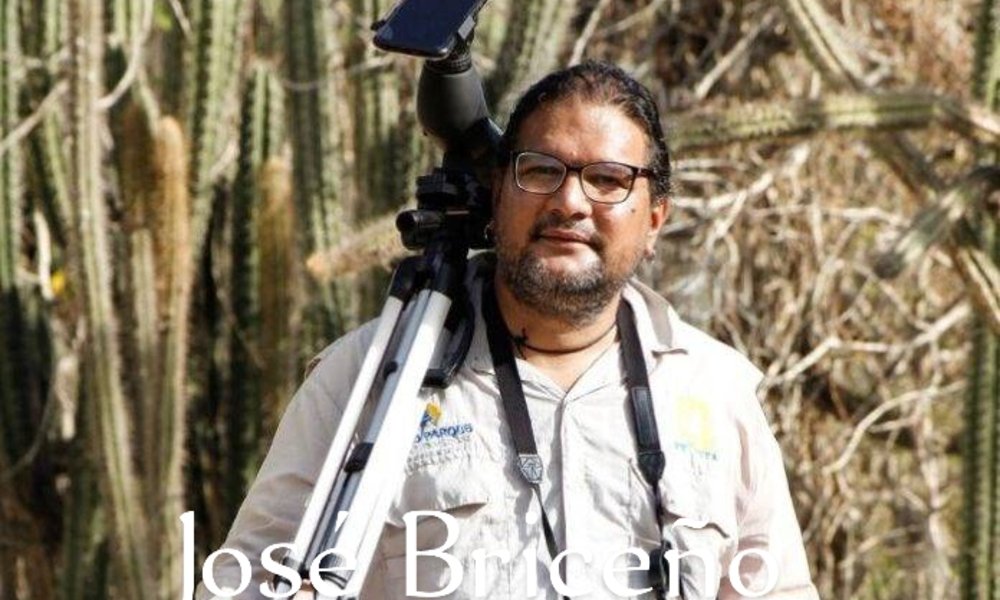 José Briceño trabaja en el Programa de Conservación de la Cotorra cabeza amarilla en Margarita.
