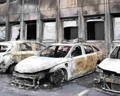 El presidente francés, Emmanuel Macron, condenó la "violencia" contra "las instituciones", que calificó "injustificable",